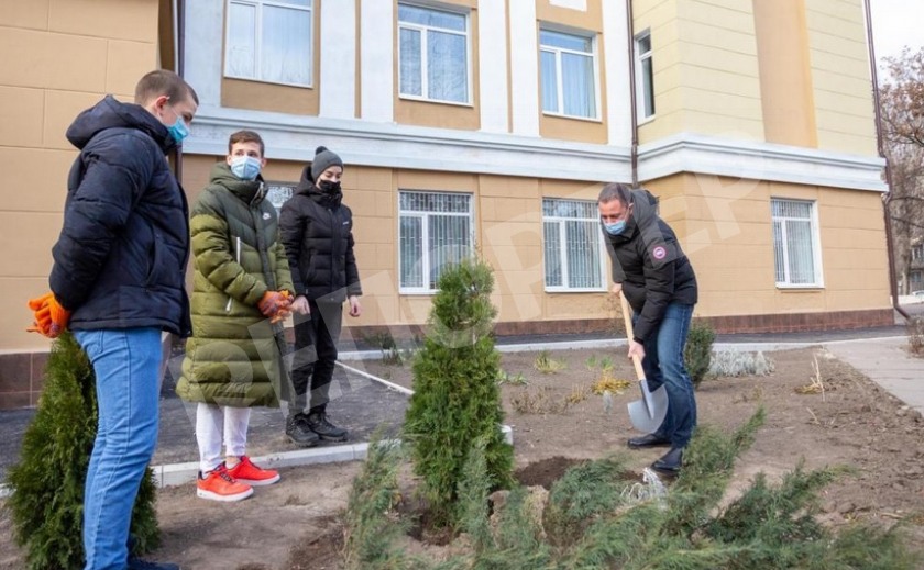 В Каменской школе после ремонта открыли «Аллею почетных гостей»