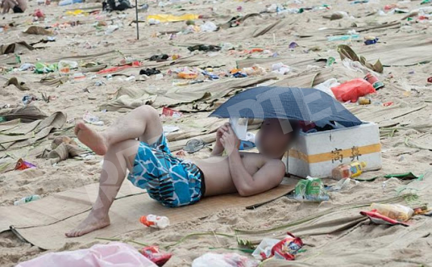 Жители Каменского жалуются на грязные пляжи