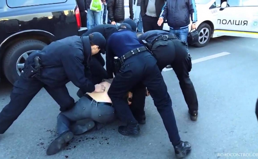 Зачем экс-работник ГАИ валялся на полу в полиции Каменского