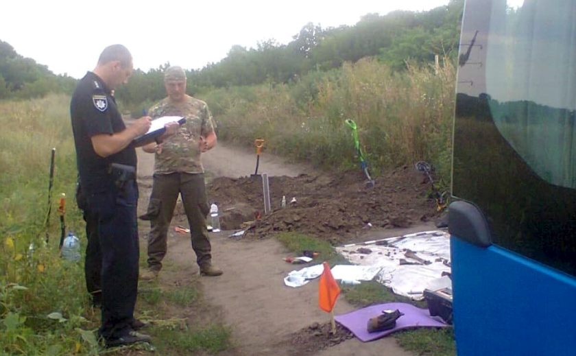 Волонтеры-поисковики обнаружили останки красноармейца возле дороги в Каменском