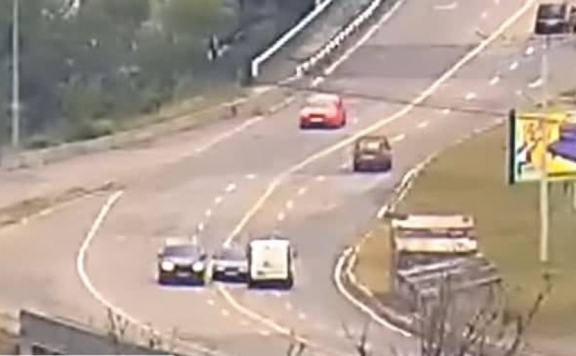 Опубликовано видео: в Каменском водитель иномарки стал виновником ДТП, совершив опасный маневр