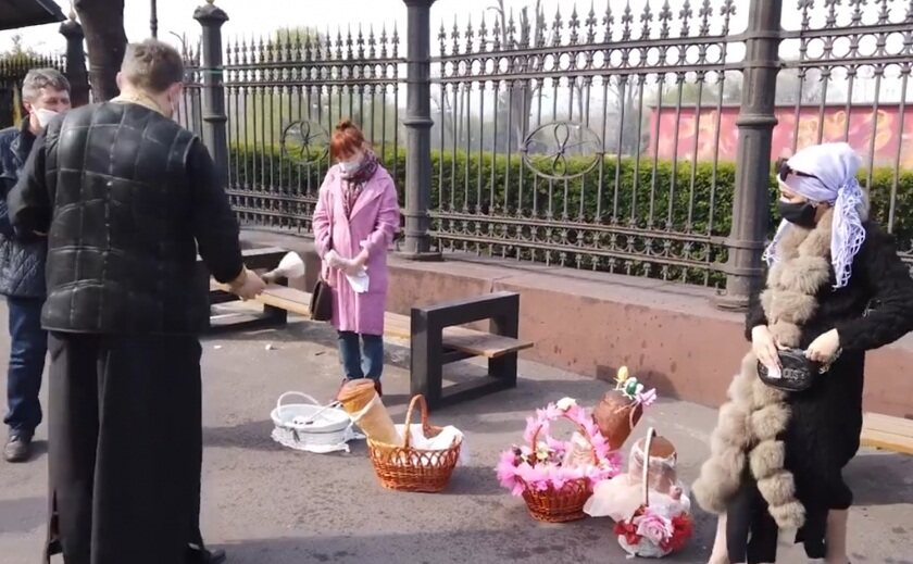 В Каменском освятили пасхальные яства