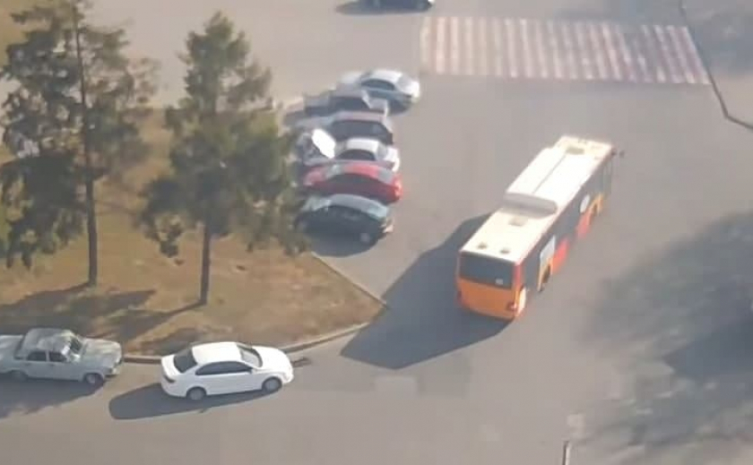 Видео момента: в Каменском пассажирский автобус уехал без водителя