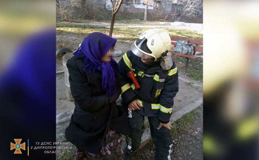 В Каменском пожарные спасали бабушку