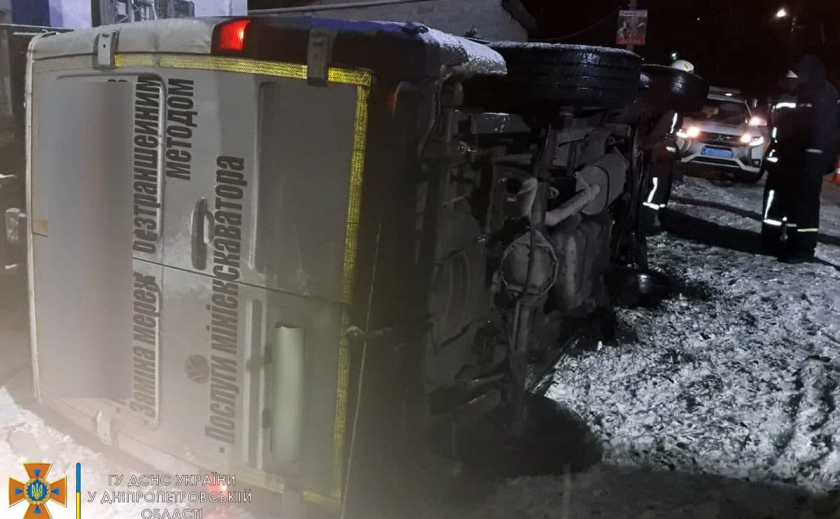 В Каменском перевернулся автомобиль: водителя с тяжелыми травмами деблокировали спасатели