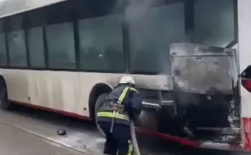 Опубликовано видео: в Каменском горел пассажирский автобус