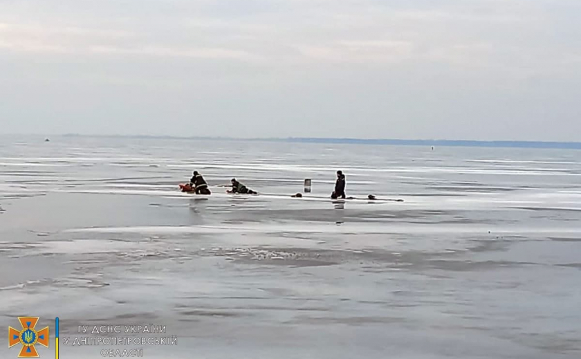 В Верхнеднепровске спасатели спасли одного из двоих рыбаков, провалившихся под лед