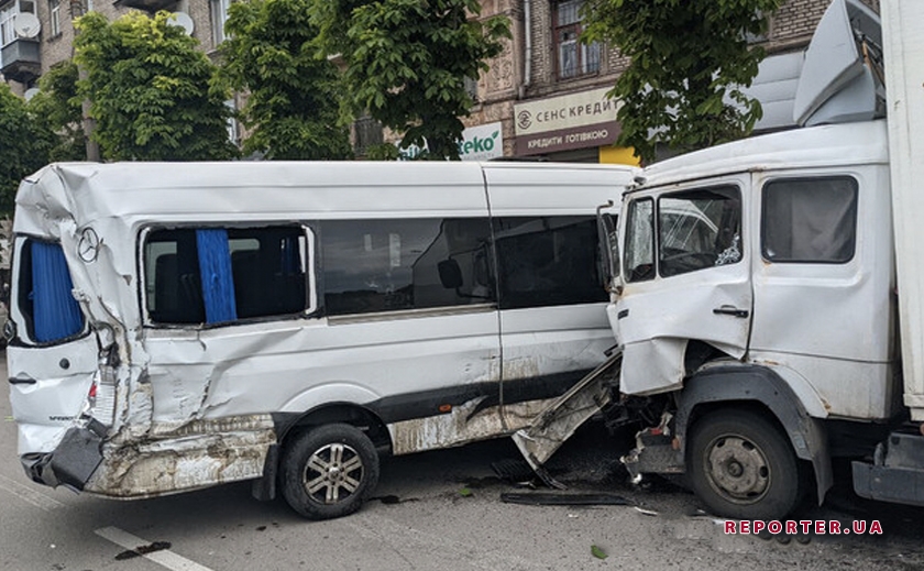 Серьезное ДТП в центре Каменского: грузовик протаранил две маршрутки