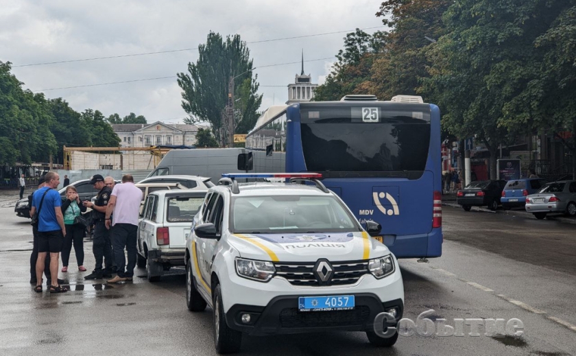 В Каменском автобус с пассажирами попал в ДТП