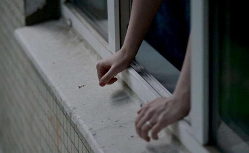 Выпрыгнула из окна 6-го этажа: в Каменском женщина покончила жизнь самоубийством