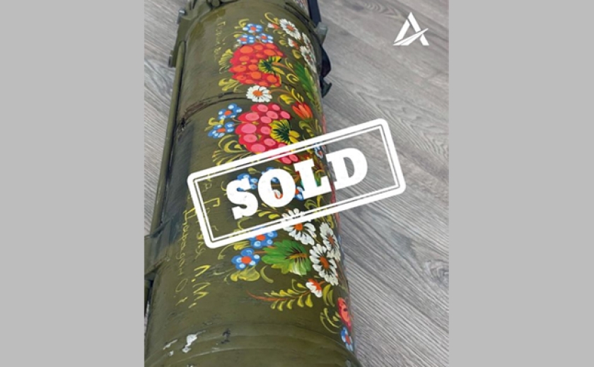 На допомогу ЗСУ: «Укравтодор» продав тубус від ракети, розписаний майстрами петриківського розпису з Дніпропетровщини