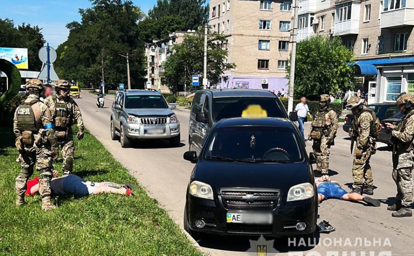 На Дніпропетровщині затримали наркодилерів: поліцейського намагалися підкупити за 60 000 грн щомісячно