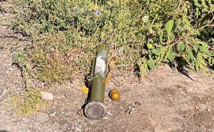Поліцейські Кам'янського вилучили у місцевого жителя гранатомет та гранату