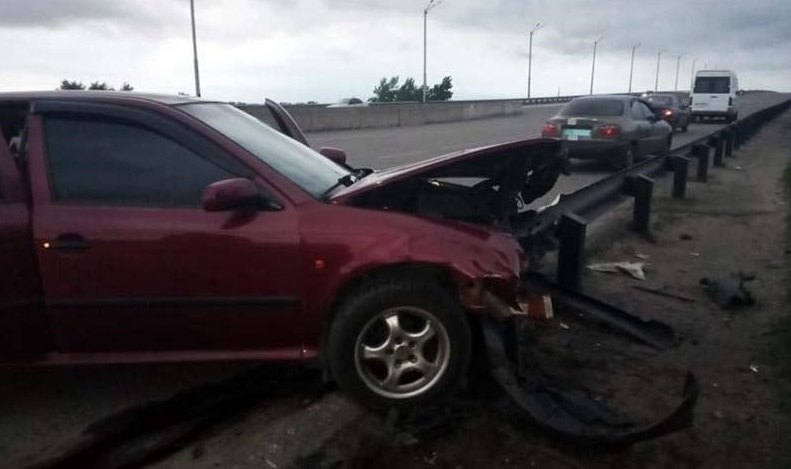 В Каменском из разбившейся машины вырезали ограду моста