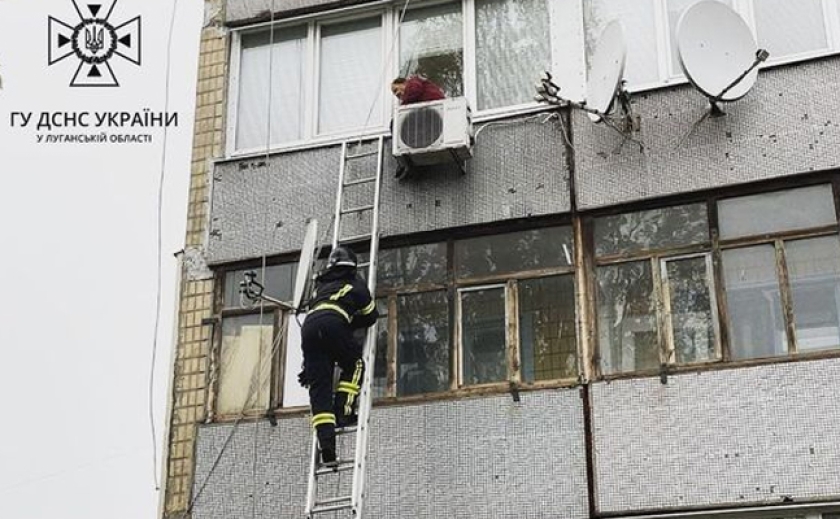В Кам’янському рятувальники з Луганська зняли бабусю з кондиціонера на 3-му поверсі будинку