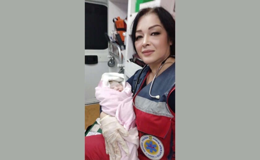 Трохи не доїхали до пологового будинку: Під Верхньодніпровськом жінка народила донечку в машині швидкої допомоги
