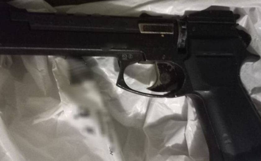 У Кам'янському 19-річний молодик з пістолетом два рази пограбував магазин