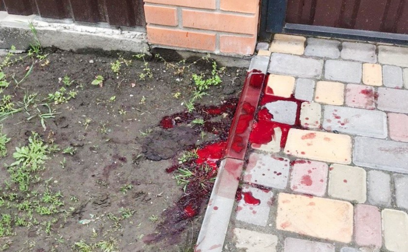 На Днепропетровщине супругов изрезали ножом