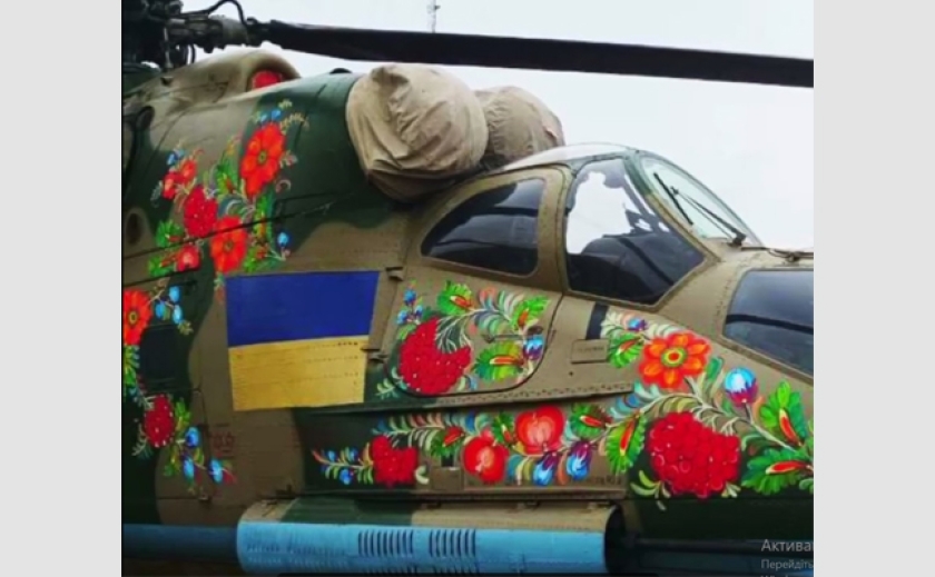 На Дніпропетровщині майстри з Петриківки розмалювали військовий гелікоптер і спорядження для бійців ЗСУ
