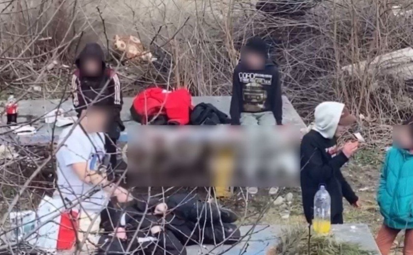 Наймолодшому 10: у Кам'янському помітили дітей, що пиячили на вулиці Наймолодшому 10: у Кам'янському помітили дітей, що пиячили на вулиці