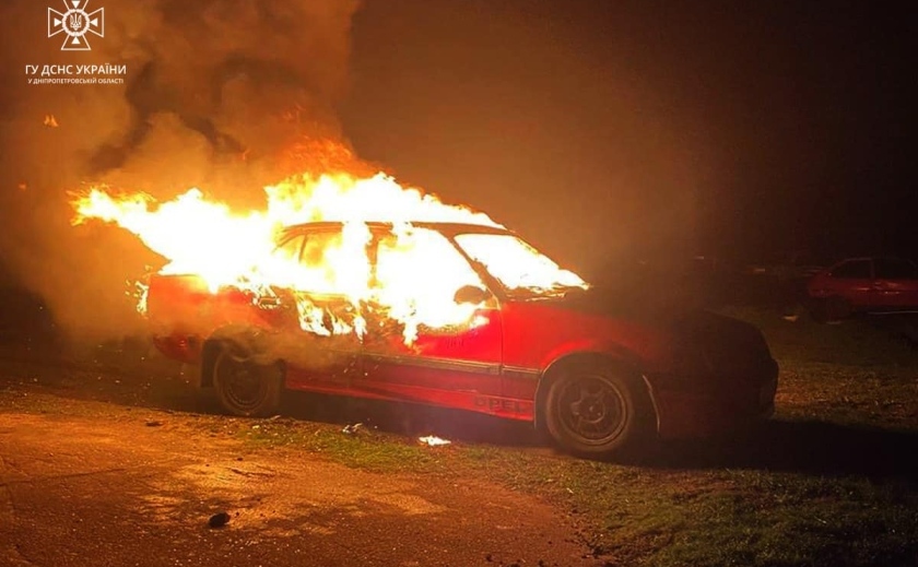 Велика пожежа у Кам'янському: посеред ночі спалахнув Opel