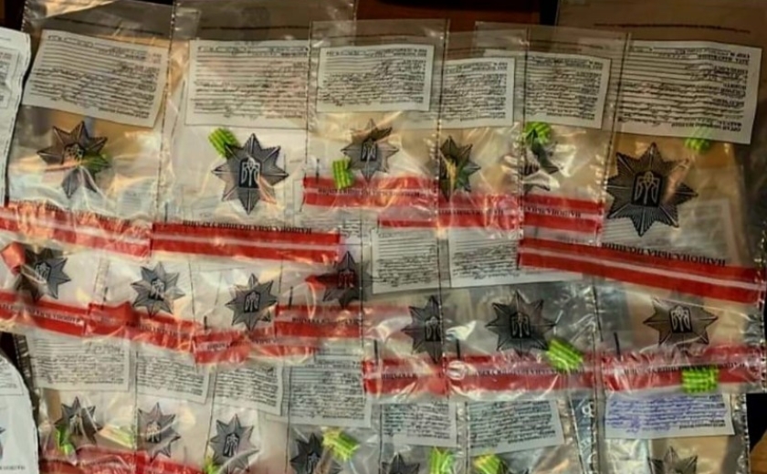 33 згортки з канабісом: У Кам'янському поліцейські затримали збувача наркотиків шляхом закладок