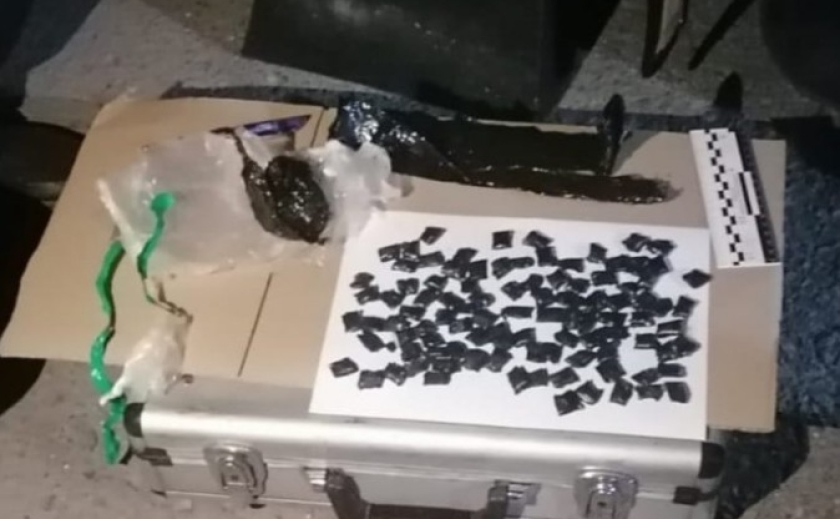 167 згортків із метадоном: у Кам'янському поліцейські затримали наркозбувача