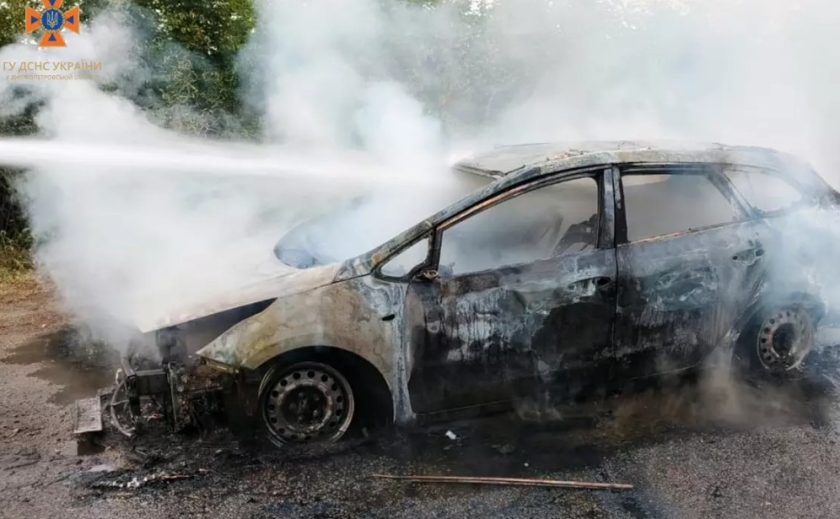 Спалахнув на ходу: у Кам’янському районі вогнеборці загасили палаючий автомобіль