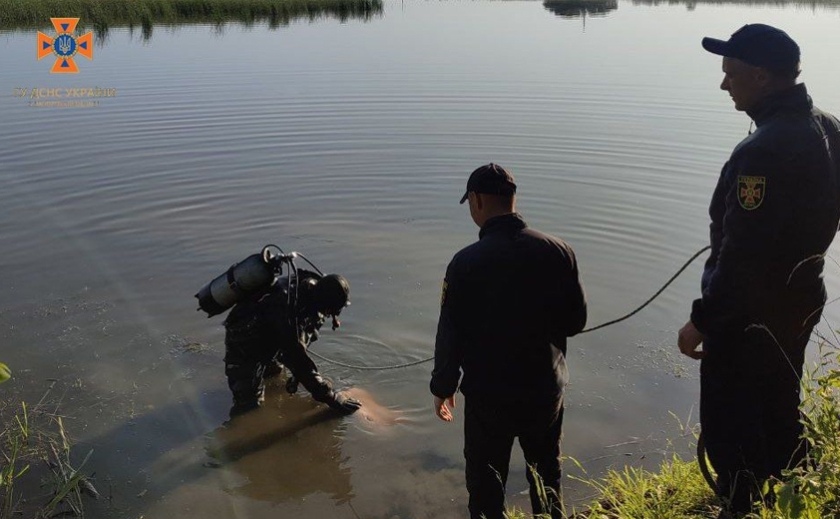 Рятувальники Кам’янського дістали з водойми тіло юнака: подробиці