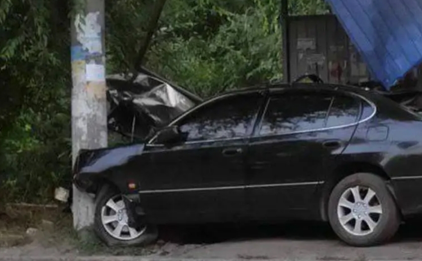 У Кам'янському водій Lexus врізався у зупинку, де стояв чоловік та втік з місця події