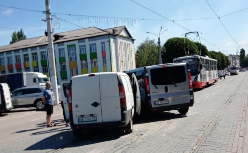 У Кам’янському не розминулися Renault та Fiat: через ДТП призупинено рух трамваїв у центрі міста