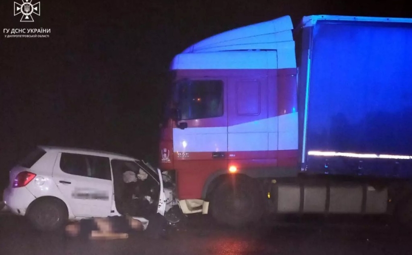 Загинуло 2 пасажири: у Кам’янському районі надзвичайники деблокували водія з пошкодженої через ДТП автівки