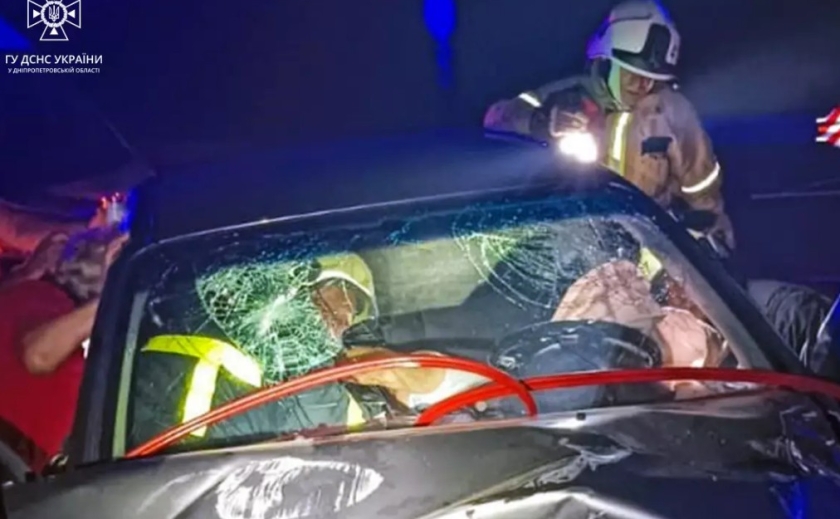 У Кам’янському районі надзвичайники вивільнили травмованого водія з пошкодженого у ДТП авто