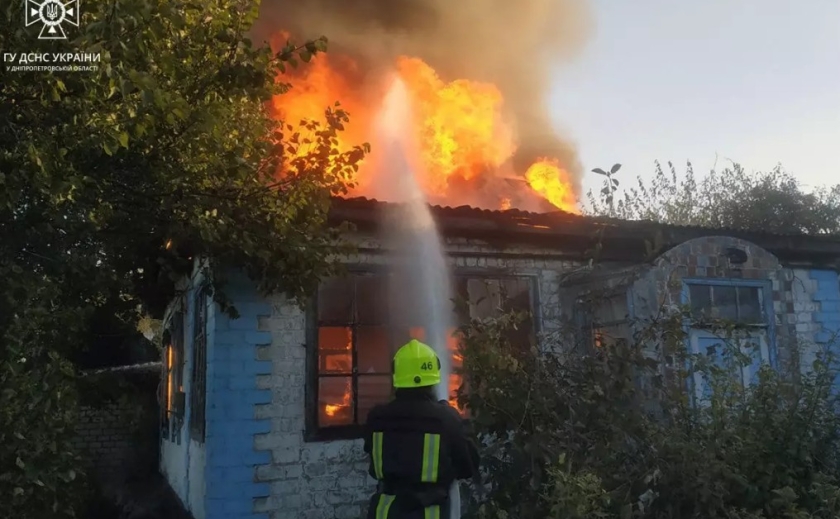 Вогнем пошкоджено дах та домашнэ майно: у Кам’янському районі бійці ДСНС загасили палаючий будинок