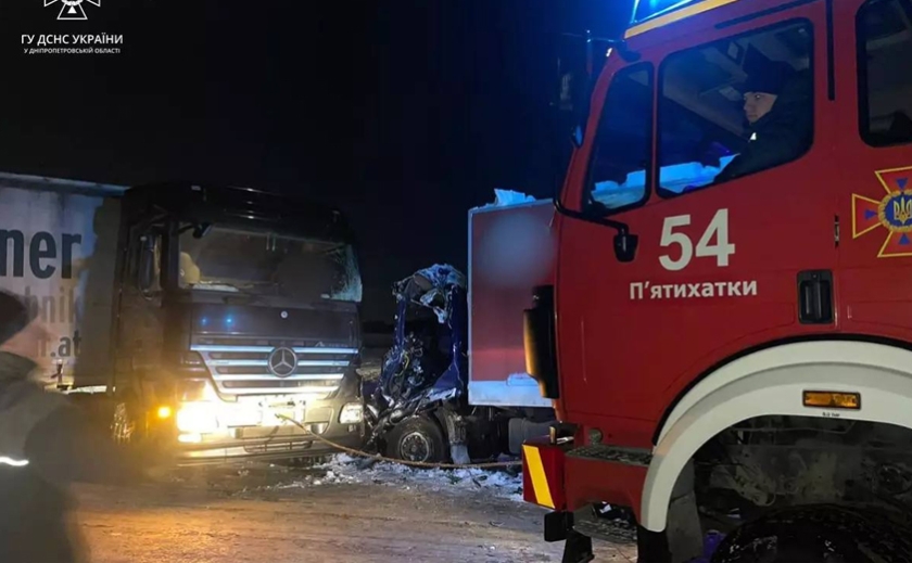 У Камʼянському районі вночі зіткнулись дві вантажівки: подробиці смертельної ДТП
