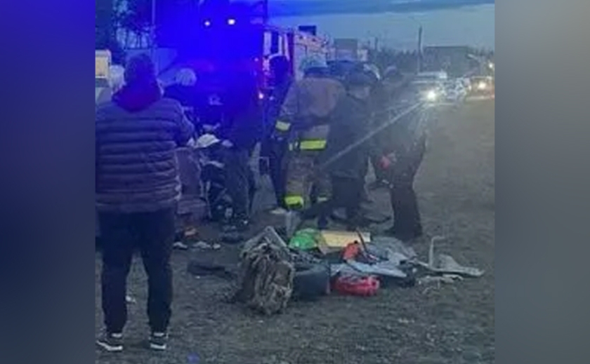 У Кам'янському водій Daewoo на швидкості влетів у бетонний стовп на мосту: постраждали двоє людей