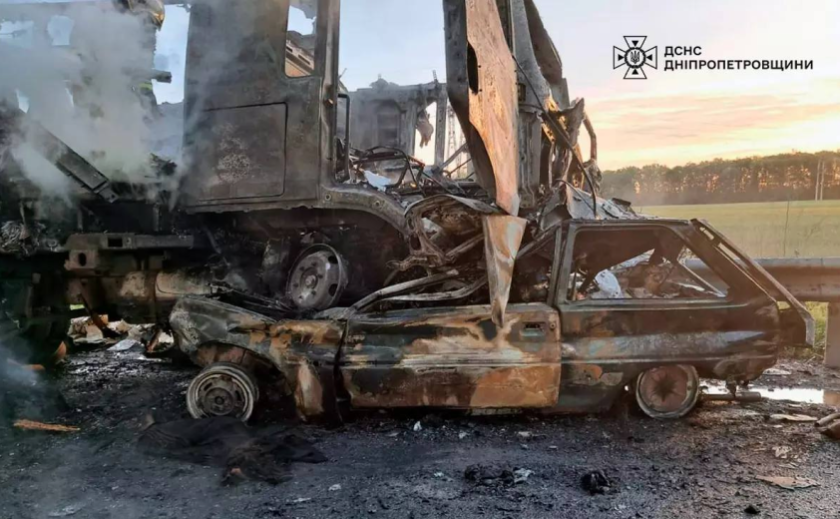 Згоріли живцем: вогнеборці Камʼянського виявили двох загиблих під час ліквідації пожежі в авто