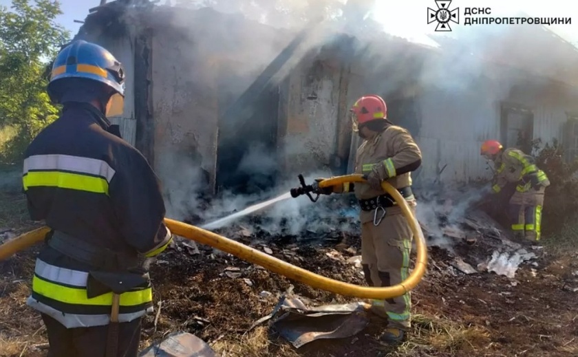 Горів дах та майно всередині: у Кам’янському районі вогнеборці ліквідували загорання житлового будинку