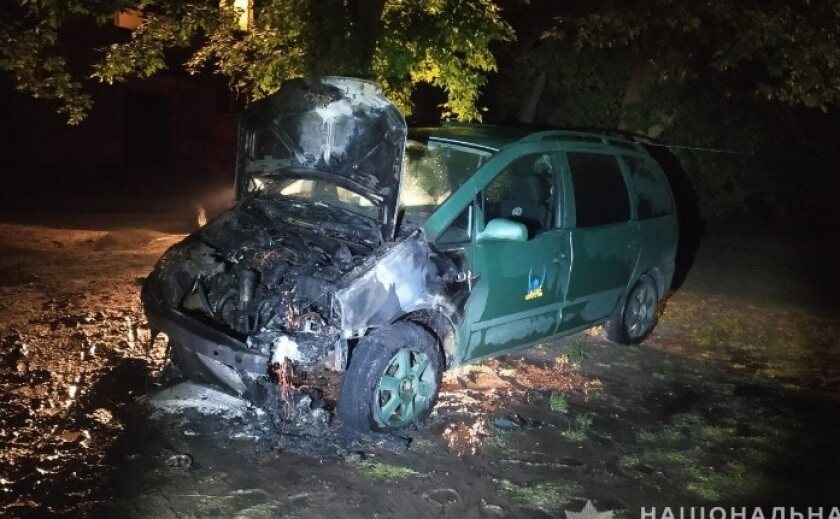 Поліція Кам'янського розслідує кримінальне провадження за фактом підпалу автомобіля військовослужбовця