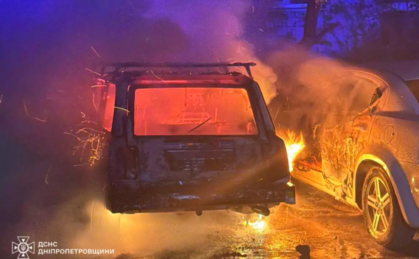 У Кам’янському вночі спалахнула автівка: вогонь перекинувся на сусіднє авто