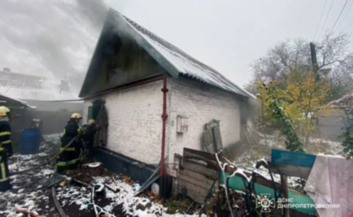 Вогнеборці Камʼянського виявили тіло загиблого чоловіка під час гасіння пожежі у будинку