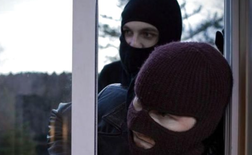 У Кам`янському за фактом спричинення тілесних ушкоджень 21-річному юнаку поліція відкрила два кримінальні провадження