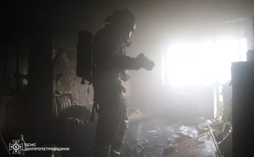 Надзвичайники Камʼянського врятували на пожежі 72-річну жінку