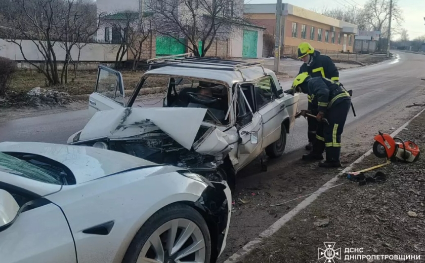 У Кам’янському рятувальники деблокували водія з понівеченого внаслідок ДТП автомобіля У Кам’янському рятувальники деблокували водія з понівеченого внаслідок ДТП автомобіля