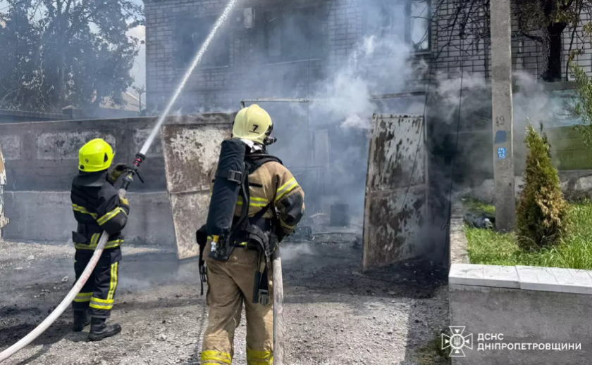Горів житловий будинок та пʼять автівок: на пожежі у Камʼянському постраждав чоловік