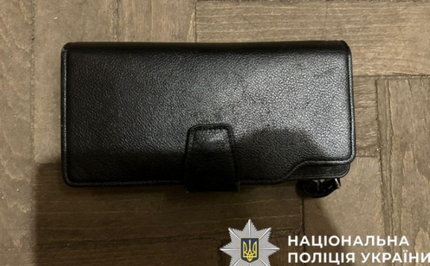 У Кам’янському поліцейські затримали раніше судимого чоловіка, який пограбував літню жінку