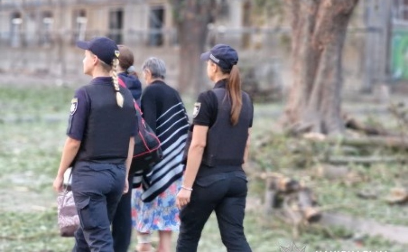 Унаслідок ракетної атаки на місто Кам’янське загинули троє людей, є постраждалі: поліція працює на місці російського злочину та документує наслідки
