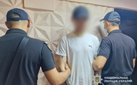 У Кам’янському затримали 25-річного чоловіка за пограбування містянина
