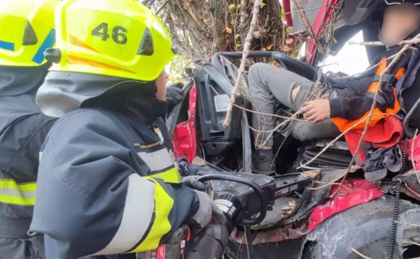 Кам’янський район: надзвичайники деблокували водія з пошкодженого вантажного автомобіля