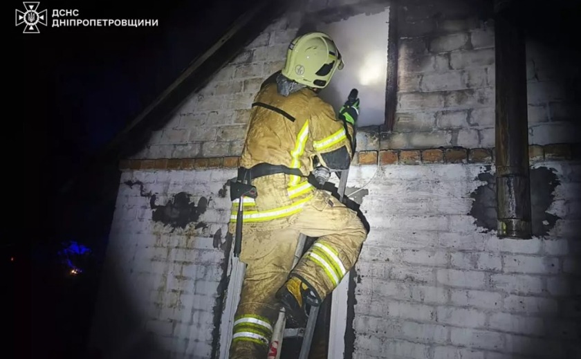 У Кам'янському районі вогнеборці ліквідували займання дачного будинку